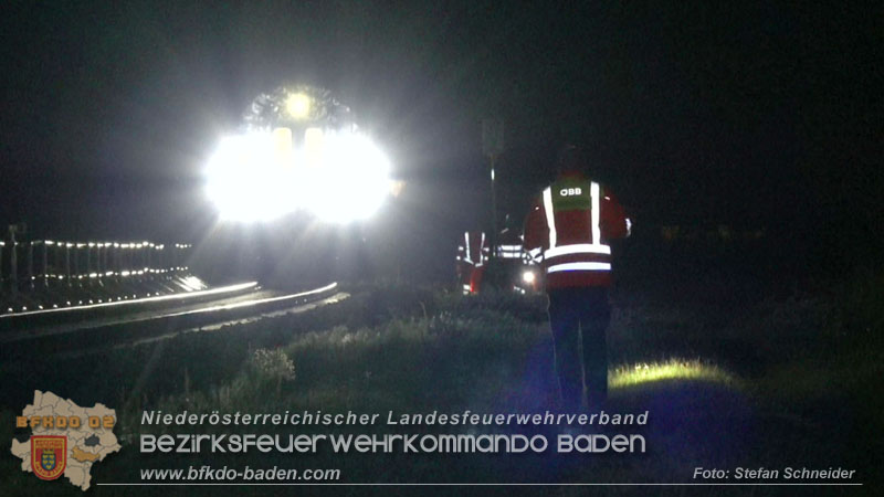 20250902_Pkw kollidiert mit Triebwagen der Aspangbahn in Günselsdorf Foto: Stefan Schneider BFKDO BADEN