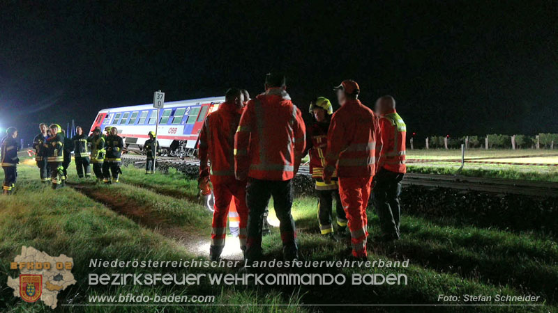 20250902_Pkw kollidiert mit Triebwagen der Aspangbahn in Günselsdorf Foto: Stefan Schneider BFKDO BADEN