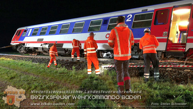 20250902_Pkw kollidiert mit Triebwagen der Aspangbahn in Günselsdorf Foto: Stefan Schneider BFKDO BADEN