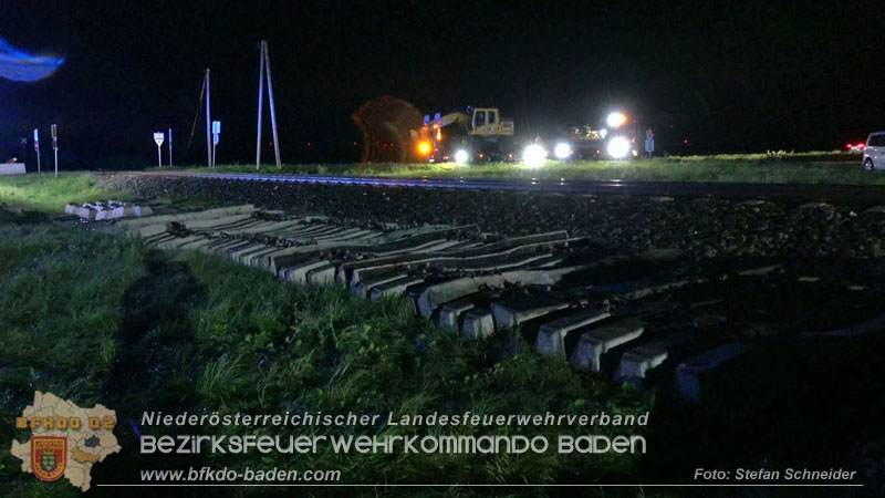 20250902_Pkw kollidiert mit Triebwagen der Aspangbahn in Günselsdorf Foto: Stefan Schneider BFKDO BADEN