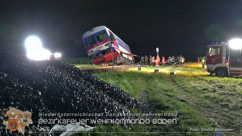 20250902_Pkw kollidiert mit Triebwagen der Aspangbahn in Günselsdorf Foto: Stefan Schneider BFKDO BADEN