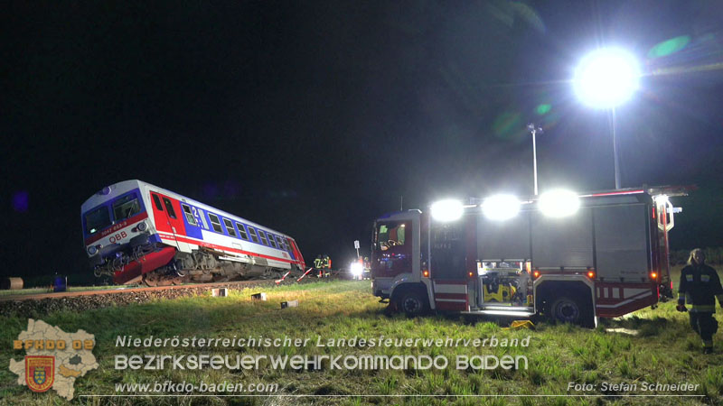 20250902_Pkw kollidiert mit Triebwagen der Aspangbahn in Günselsdorf Foto: Stefan Schneider BFKDO BADEN
