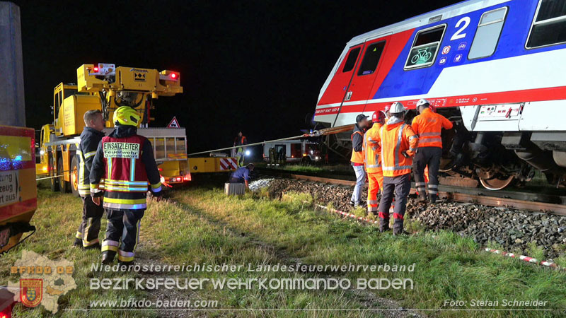 20250902_Pkw kollidiert mit Triebwagen der Aspangbahn in Günselsdorf Foto: Stefan Schneider BFKDO BADEN
