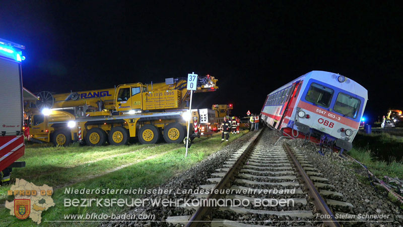 20250902_Pkw kollidiert mit Triebwagen der Aspangbahn in Günselsdorf Foto: Stefan Schneider BFKDO BADEN
