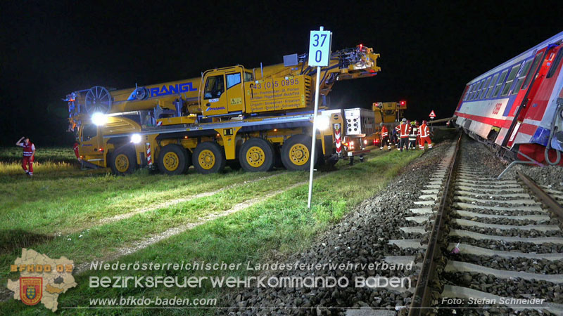 20250902_Pkw kollidiert mit Triebwagen der Aspangbahn in Günselsdorf Foto: Stefan Schneider BFKDO BADEN