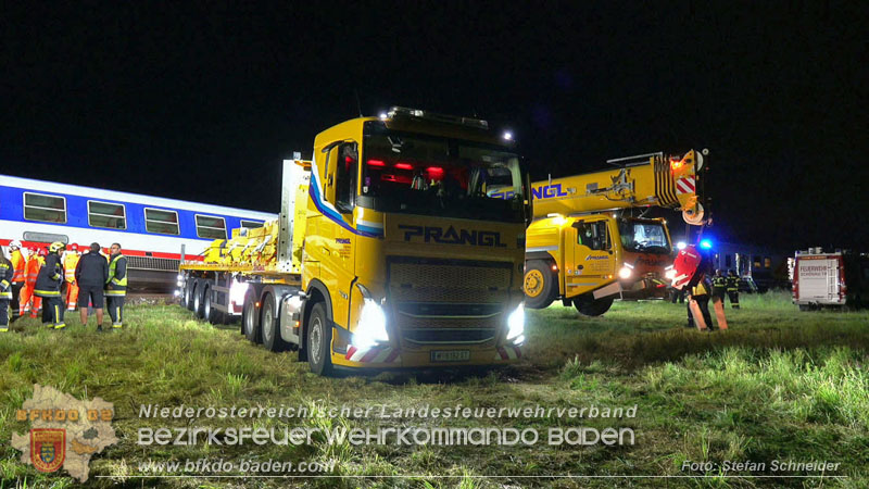 20250902_Pkw kollidiert mit Triebwagen der Aspangbahn in Günselsdorf Foto: Stefan Schneider BFKDO BADEN