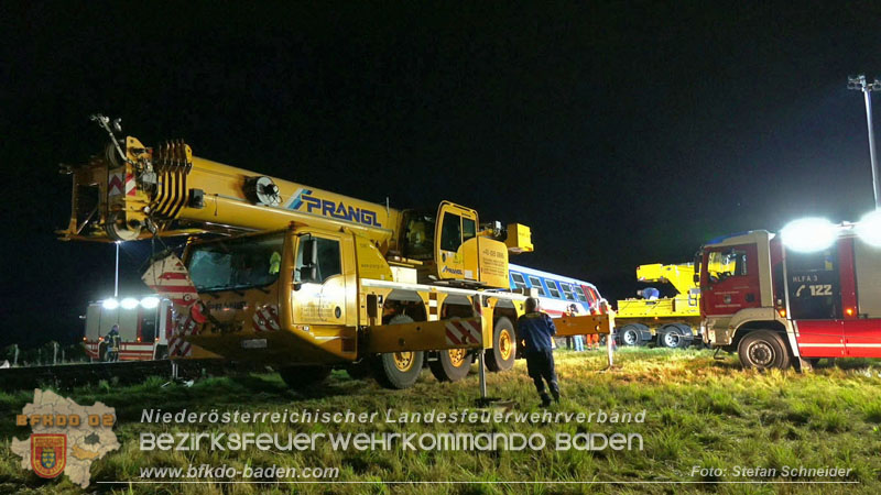 20250902_Pkw kollidiert mit Triebwagen der Aspangbahn in Günselsdorf Foto: Stefan Schneider BFKDO BADEN