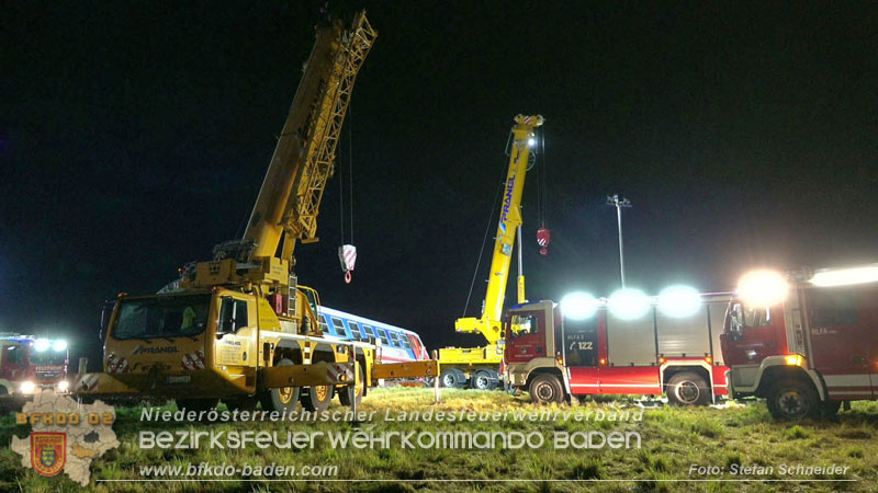 20250902_Pkw kollidiert mit Triebwagen der Aspangbahn in Günselsdorf Foto: Stefan Schneider BFKDO BADEN