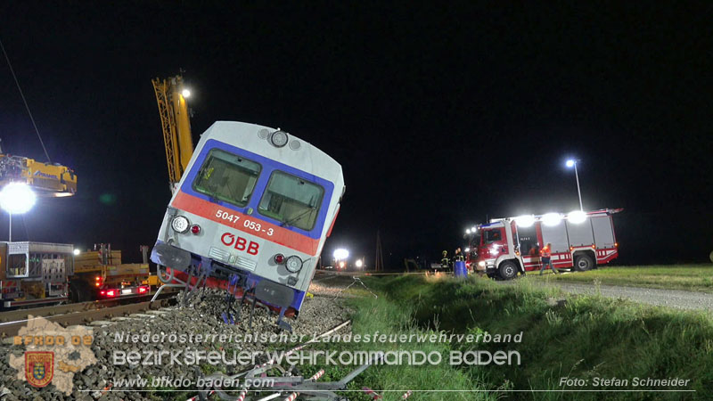 20250902_Pkw kollidiert mit Triebwagen der Aspangbahn in Günselsdorf Foto: Stefan Schneider BFKDO BADEN