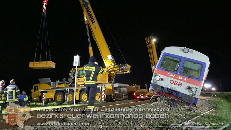 20250902_Pkw kollidiert mit Triebwagen der Aspangbahn in Günselsdorf Foto: Stefan Schneider BFKDO BADEN
