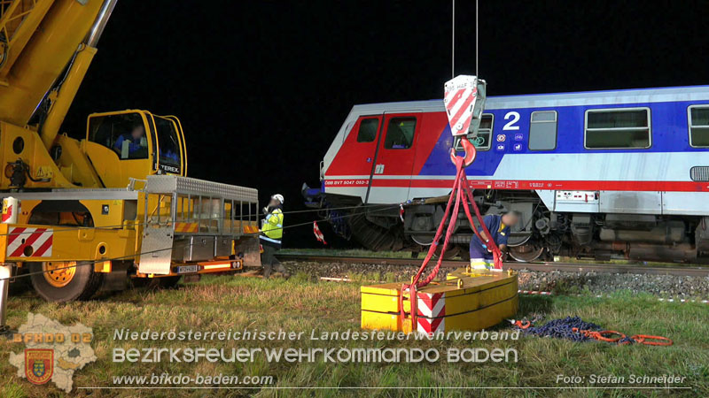 20250902_Pkw kollidiert mit Triebwagen der Aspangbahn in Günselsdorf Foto: Stefan Schneider BFKDO BADEN