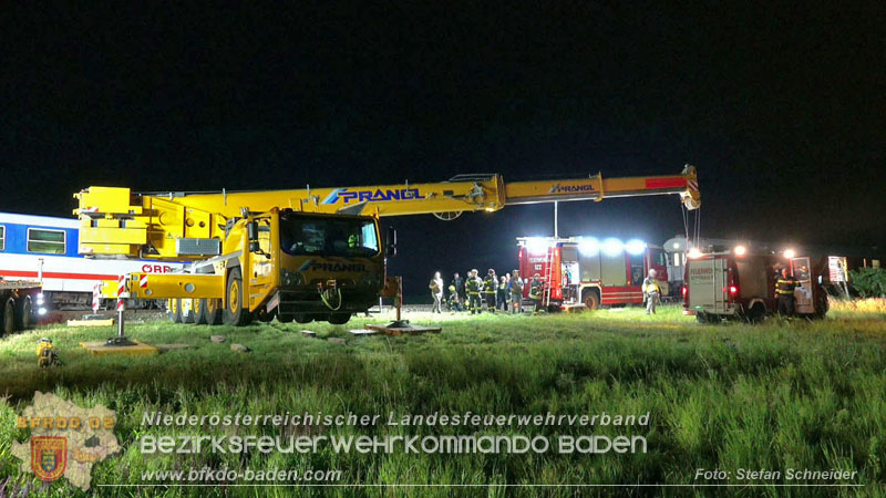 20250902_Pkw kollidiert mit Triebwagen der Aspangbahn in Günselsdorf Foto: Stefan Schneider BFKDO BADEN