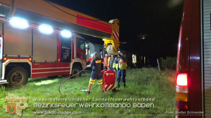 20250902_Pkw kollidiert mit Triebwagen der Aspangbahn in Günselsdorf Foto: Stefan Schneider BFKDO BADEN