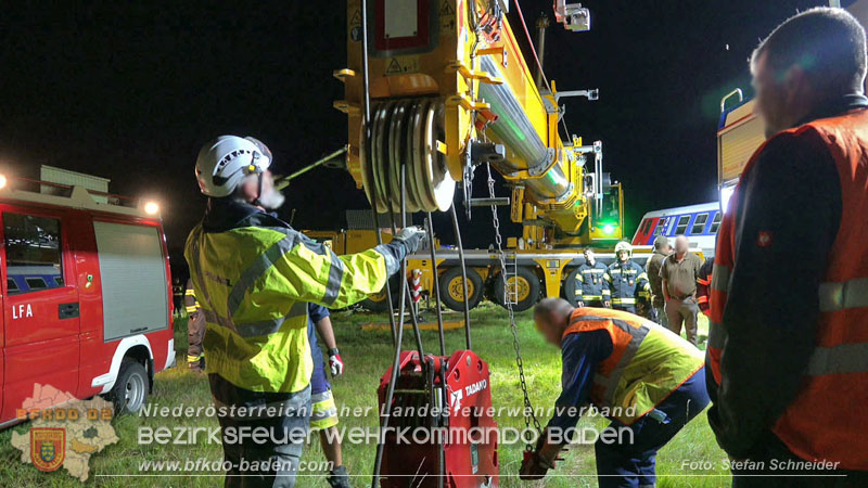 20250902_Pkw kollidiert mit Triebwagen der Aspangbahn in Günselsdorf Foto: Stefan Schneider BFKDO BADEN