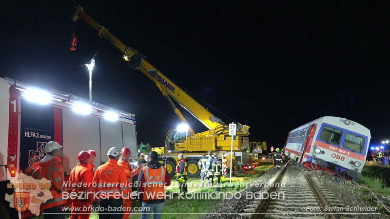 20250902_Pkw kollidiert mit Triebwagen der Aspangbahn in Günselsdorf Foto: Stefan Schneider BFKDO BADEN