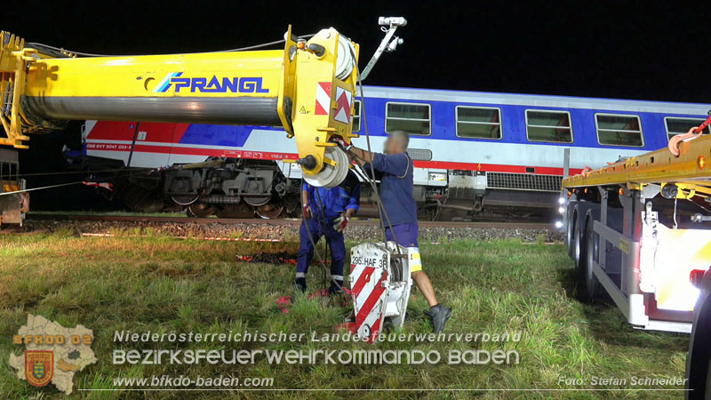 20250902_Pkw kollidiert mit Triebwagen der Aspangbahn in Günselsdorf Foto: Stefan Schneider BFKDO BADEN
