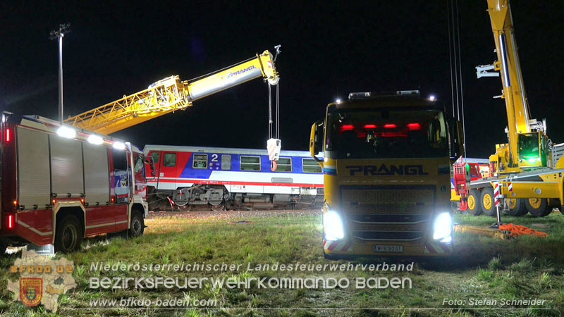 20250902_Pkw kollidiert mit Triebwagen der Aspangbahn in Günselsdorf Foto: Stefan Schneider BFKDO BADEN