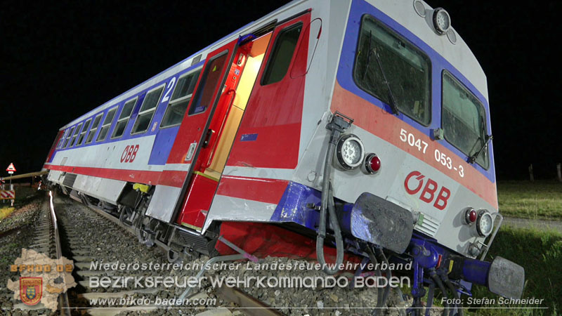20250902_Pkw kollidiert mit Triebwagen der Aspangbahn in Günselsdorf Foto: Stefan Schneider BFKDO BADEN
