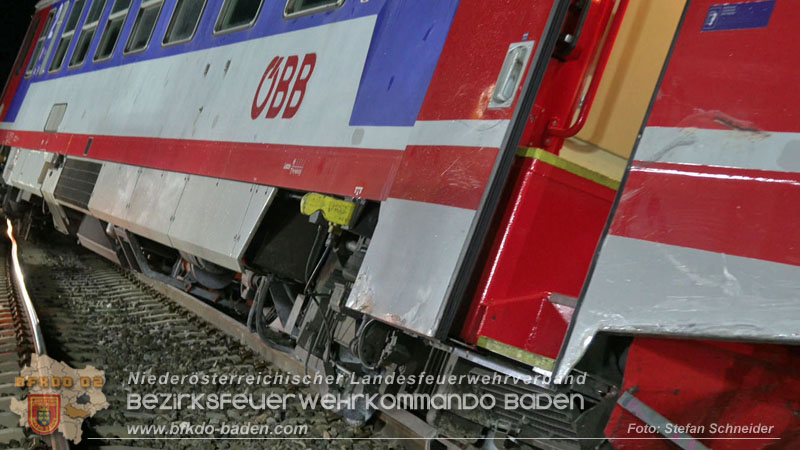 20250902_Pkw kollidiert mit Triebwagen der Aspangbahn in Günselsdorf Foto: Stefan Schneider BFKDO BADEN