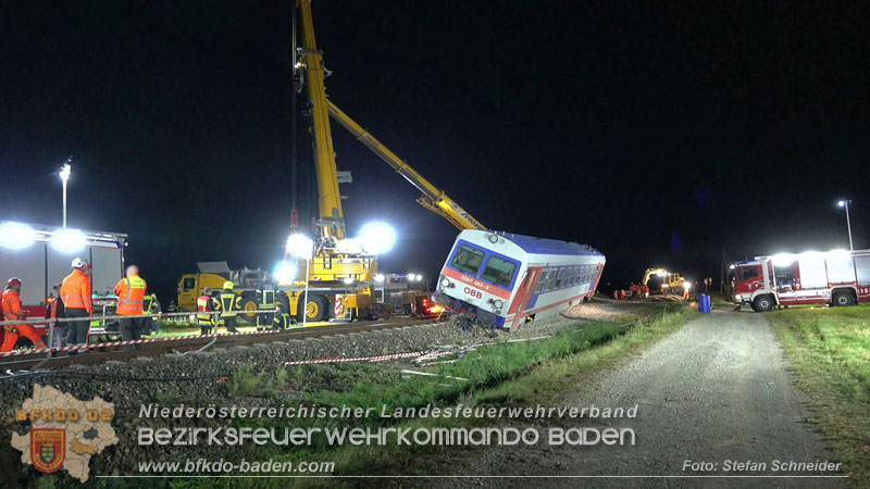 20250902_Pkw kollidiert mit Triebwagen der Aspangbahn in Günselsdorf Foto: Stefan Schneider BFKDO BADEN