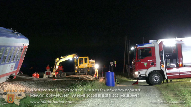 20250902_Pkw kollidiert mit Triebwagen der Aspangbahn in Günselsdorf Foto: Stefan Schneider BFKDO BADEN