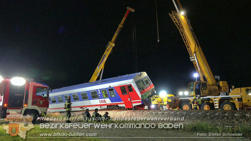 20250902_Pkw kollidiert mit Triebwagen der Aspangbahn in Günselsdorf Foto: Stefan Schneider BFKDO BADEN