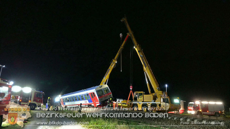 20250902_Pkw kollidiert mit Triebwagen der Aspangbahn in Günselsdorf Foto: Stefan Schneider BFKDO BADEN