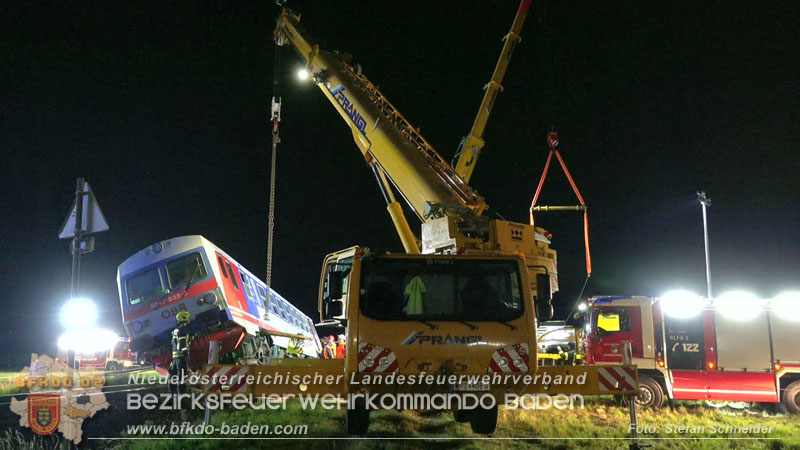 20250902_Pkw kollidiert mit Triebwagen der Aspangbahn in Günselsdorf Foto: Stefan Schneider BFKDO BADEN