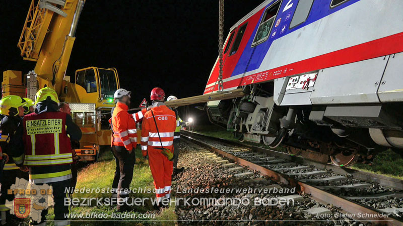 20250902_Pkw kollidiert mit Triebwagen der Aspangbahn in Günselsdorf Foto: Stefan Schneider BFKDO BADEN