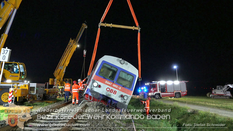 20250902_Pkw kollidiert mit Triebwagen der Aspangbahn in Günselsdorf Foto: Stefan Schneider BFKDO BADEN