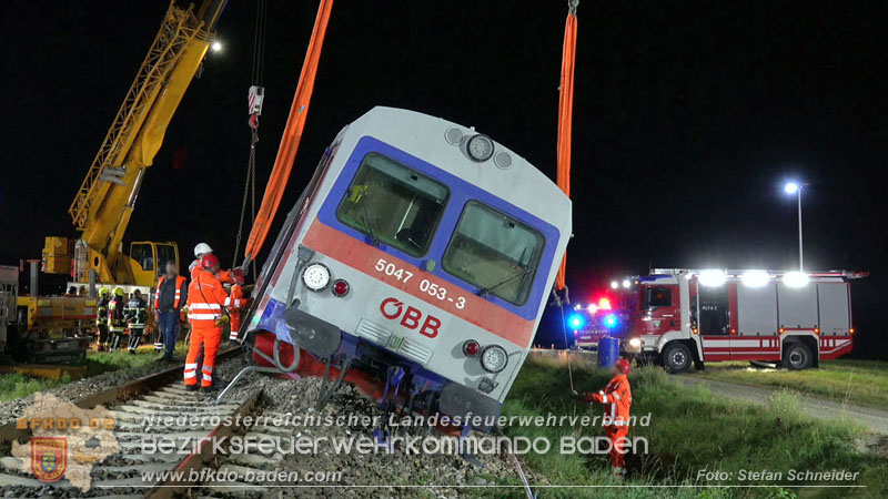 20250902_Pkw kollidiert mit Triebwagen der Aspangbahn in Günselsdorf Foto: Stefan Schneider BFKDO BADEN