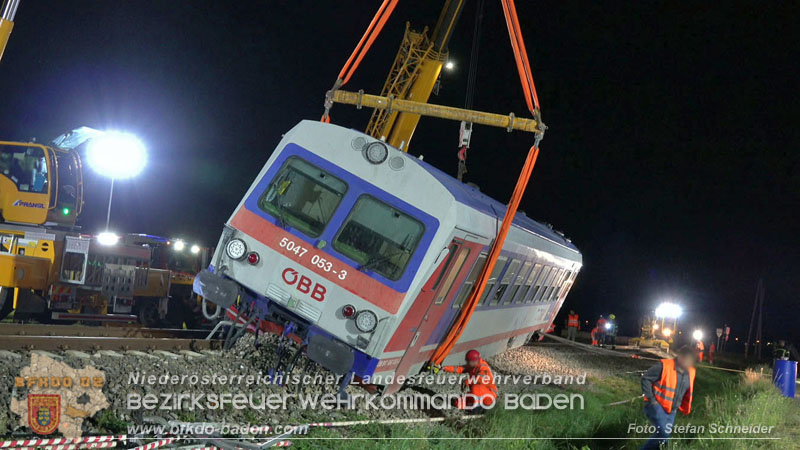 20250902_Pkw kollidiert mit Triebwagen der Aspangbahn in Günselsdorf Foto: Stefan Schneider BFKDO BADEN