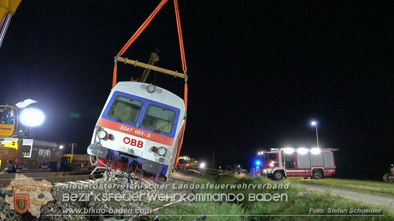 20250902_Pkw kollidiert mit Triebwagen der Aspangbahn in Günselsdorf Foto: Stefan Schneider BFKDO BADEN
