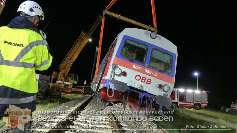 20250902_Pkw kollidiert mit Triebwagen der Aspangbahn in Günselsdorf Foto: Stefan Schneider BFKDO BADEN