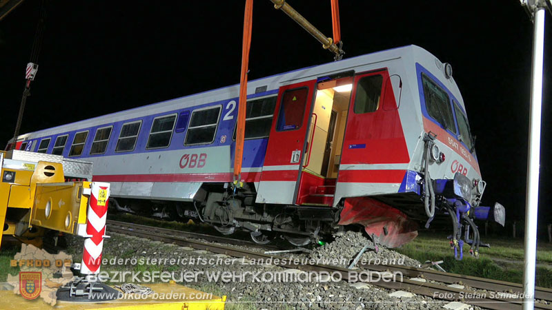 20250902_Pkw kollidiert mit Triebwagen der Aspangbahn in Günselsdorf Foto: Stefan Schneider BFKDO BADEN