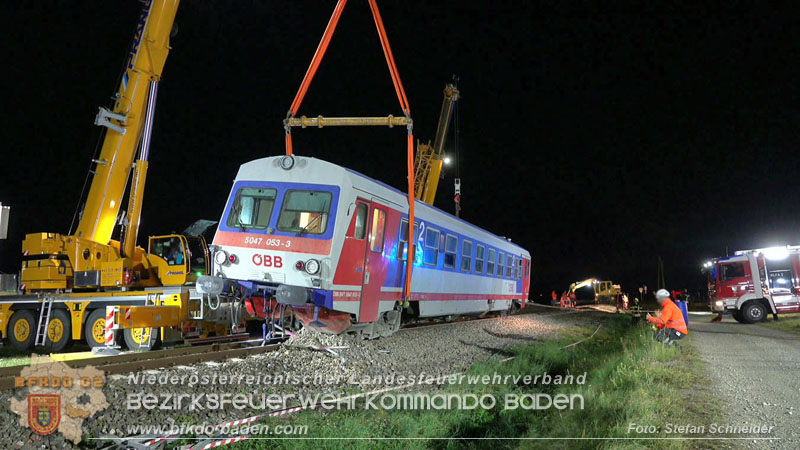20250902_Pkw kollidiert mit Triebwagen der Aspangbahn in Günselsdorf Foto: Stefan Schneider BFKDO BADEN