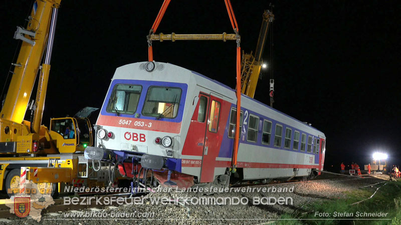 20250902_Pkw kollidiert mit Triebwagen der Aspangbahn in Günselsdorf Foto: Stefan Schneider BFKDO BADEN