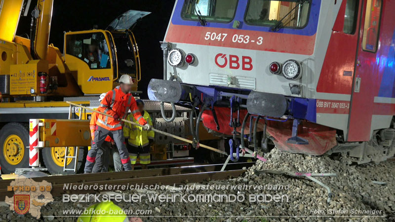 20250902_Pkw kollidiert mit Triebwagen der Aspangbahn in Günselsdorf Foto: Stefan Schneider BFKDO BADEN