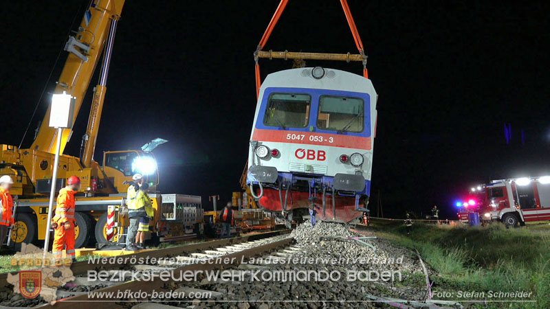 20250902_Pkw kollidiert mit Triebwagen der Aspangbahn in Günselsdorf Foto: Stefan Schneider BFKDO BADEN