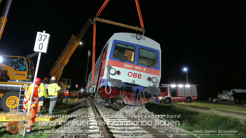 20250902_Pkw kollidiert mit Triebwagen der Aspangbahn in Günselsdorf Foto: Stefan Schneider BFKDO BADEN