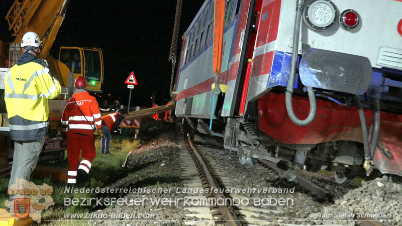 20250902_Pkw kollidiert mit Triebwagen der Aspangbahn in Günselsdorf Foto: Stefan Schneider BFKDO BADEN