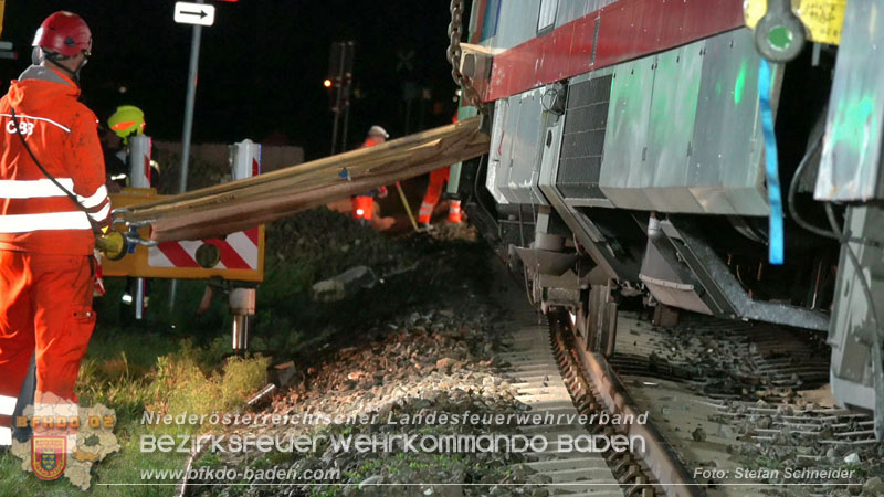 20250902_Pkw kollidiert mit Triebwagen der Aspangbahn in Günselsdorf Foto: Stefan Schneider BFKDO BADEN