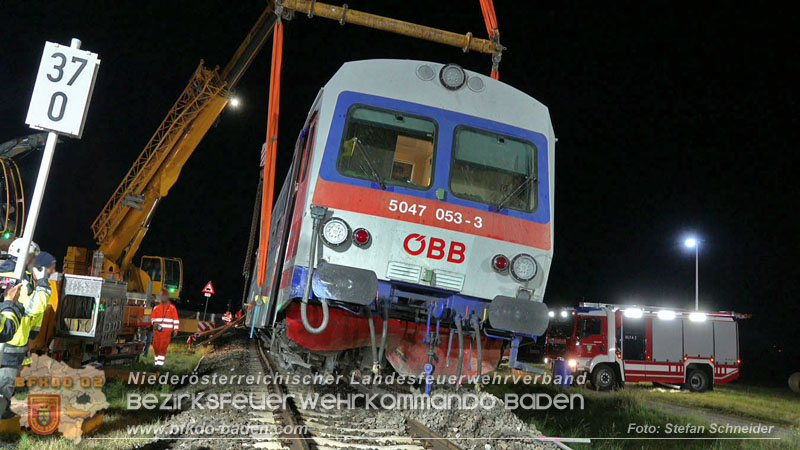 20250902_Pkw kollidiert mit Triebwagen der Aspangbahn in Günselsdorf Foto: Stefan Schneider BFKDO BADEN