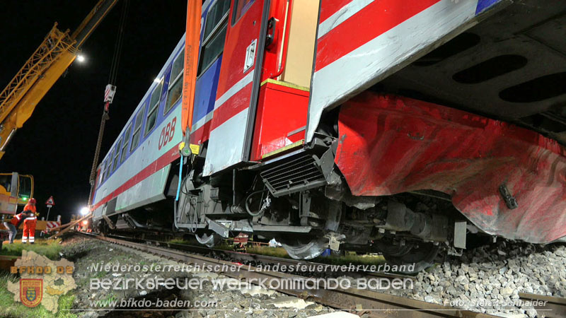 20250902_Pkw kollidiert mit Triebwagen der Aspangbahn in Günselsdorf Foto: Stefan Schneider BFKDO BADEN