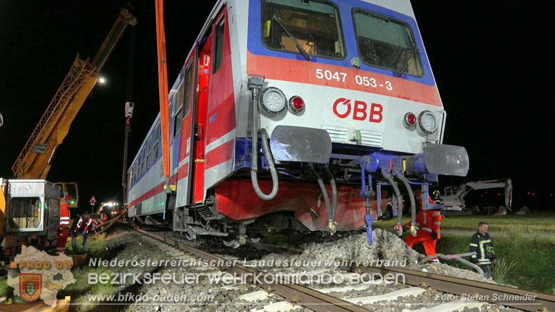 20250902_Pkw kollidiert mit Triebwagen der Aspangbahn in Günselsdorf Foto: Stefan Schneider BFKDO BADEN