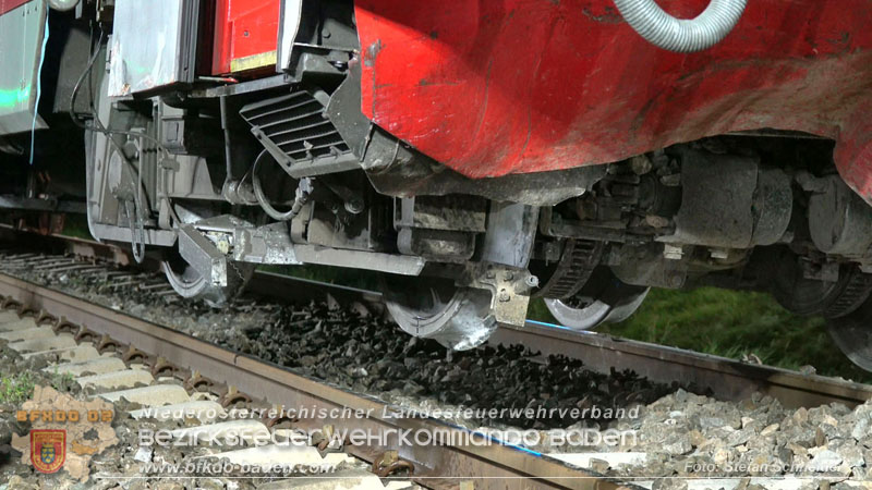20250902_Pkw kollidiert mit Triebwagen der Aspangbahn in Günselsdorf Foto: Stefan Schneider BFKDO BADEN