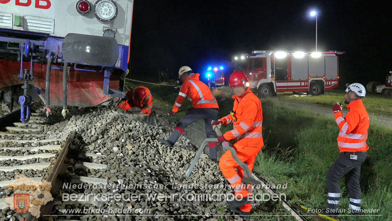 20250902_Pkw kollidiert mit Triebwagen der Aspangbahn in Günselsdorf Foto: Stefan Schneider BFKDO BADEN