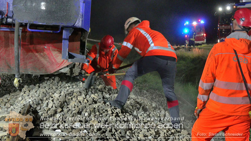 20250902_Pkw kollidiert mit Triebwagen der Aspangbahn in Günselsdorf Foto: Stefan Schneider BFKDO BADEN