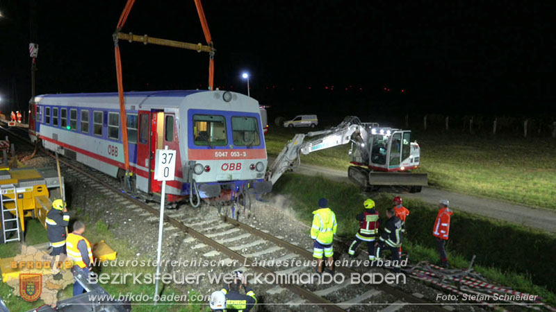 20250902_Pkw kollidiert mit Triebwagen der Aspangbahn in Günselsdorf Foto: Stefan Schneider BFKDO BADEN