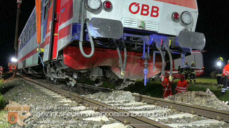 20250902_Pkw kollidiert mit Triebwagen der Aspangbahn in Günselsdorf Foto: Stefan Schneider BFKDO BADEN